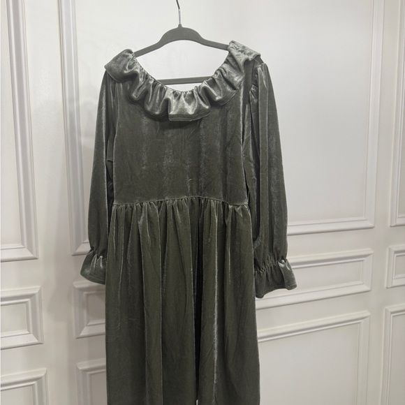 Other - Girls Velvet Ruffle Collar Dress
